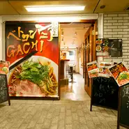 倉敷駅前に位置するくらしきシティプラザ西ビルの2Fにあるので、仕事帰りにフラッと気軽に立ち寄れます。餃子や唐揚げなどのおつまみとお酒を楽しんだ後は、〆のラーメンで決まり！