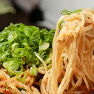 野菜も麺もたっぷり入った、にんにく強めのピリ辛ラーメン。唐辛子は、韓国産3種類が独自にブレンドされており、細かいものと粗いものがあるので食感の違いも楽しめます。