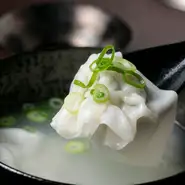 ラーメンのお供にも、お酒のお供にもバッチリは手づくりの逸品。皮が比較的大きめで、モチモチ食感がたまりません。通常よりも具材が多めで、ボリュームたっぷりです。