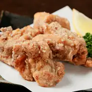 大きめ4個で1人前。鶏モモ肉がゴロッとしています。