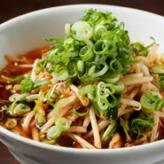 野菜の量が多く、麺も多め、にんにく強めの看板メニュー。辛そうに見えて意外とそうではありません。鶏ガラベースで、旨みがあって、辛さもありますが、あっさりした味わいでツルッと食べられます。