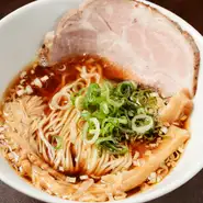 鶏ガラ100％の濁りがない澄んだスープは、あっさりめの仕上がり。トッピングされた肩ロースの自家製レアチャーシューは、やわらかく、まるで生ハムのようです。