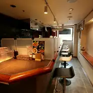 男性同士はもちろん、女性同士でも気軽に入れるラーメン店。駅から近いので、仕事帰りにフラッと立ち寄ってチャーシューや水餃子をあてに1杯飲んだり、〆にベトコンラーメンを食べたりできます。