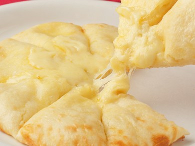 焼きたて熱々にチーズがとろり『チーズナン』
