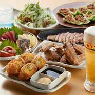 お酒好きな方にはたまらない、3時間飲み放題付きコース。あっさりとしながらもコクのあるスープが自慢の『コラーゲンたっぷりもつ鍋』や、定番の『鉄鍋ギョーザ』も含まれています。前日までの予約が必須！