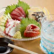 お昼の3時から開いているので、ちょっと時間が空いてしまったようなときにも、一人でどうぞ。もしも一人呑みが寂しくなってしまった時には、スタッフがいます。気軽に話しかけてみてください。