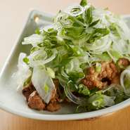 せせりとは鶏の首肉のこと。一羽から取れる量は非常に少ない希少部位です。せせりを炒めた後に秘伝のタレと絡め、4種類のネギをどっさり乗せればできあがり。ネギ好きにはたまりません！
