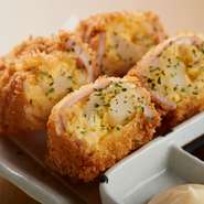 冷凍素材は使わずに新鮮な食材を日々仕入れ、店内で一つ一つ料理をつくりあげています。そのため、『幻のハムカツ』のように数量限定品も。つくりたての味を大切にしています。
