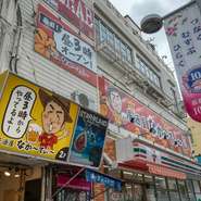 沖縄のメインストリート、国際通り。交差点脇のビル2階にあり、大きな看板も出ているのでとても目立ちます。お昼の3時から開いているので、飲みたい人も食事をしたい人もぜひ！