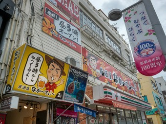 那覇の国際通り、ド派手な看板が人の目を惹きつける