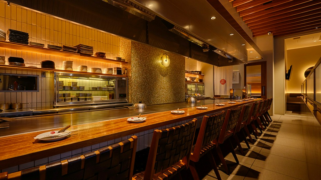 鉄板を前にして、ワクワクするようなデートを満喫