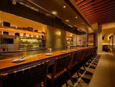 鉄板を前にして、ワクワクするようなデートを満喫