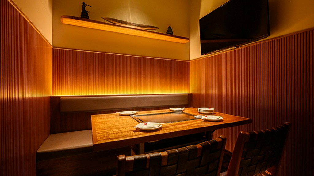 ビジネスシーンにふさわしい、静かに会話できる席を用意