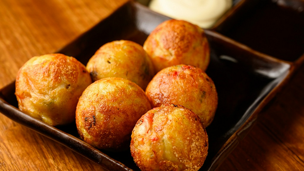 創業当時から大人気。子どもから大人まで楽しめる『甚六五目たこ焼き』