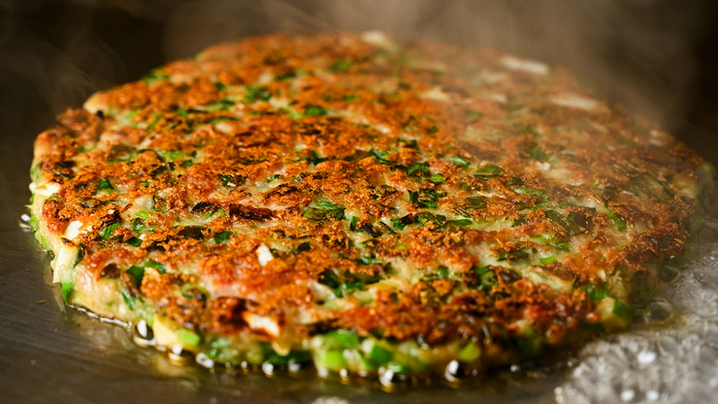 ビールとの組み合わせも格別でファーストオーダーに最適『甚六ギョーザ焼き（ギョーザのお好み焼き版）』