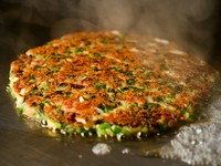 ビールとの組み合わせも格別でファーストオーダーに最適『甚六ギョーザ焼き（ギョーザのお好み焼き版）』