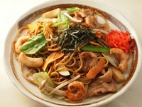 ＜塩味orソース味＞豚・イカ・海老・野菜　
※大盛（1.5人前）各2,250円
※画像は『野菜焼きそば』です。