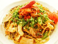 豚・イカ・海老・キムチ　
※大盛（1.5人前）各2,050円
※画像は『キムチ焼きそば』です。
