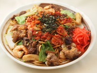 牛スジ・豚・イカ・海老・キムチ　
※大盛（1.5人前）各2,250円
※画像は『スジキムチ焼きそば』です。