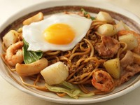 ＜カレー味＞豚・イカ・海老・ポテト・目玉焼き　
※大盛（1.5人前）各2,250円
※画像は『インディアン焼きそば』です。