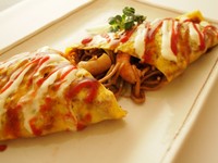 焼きそば・うどんのたまご巻き　
※大盛（1.5人前）各2,050円
※画像は『オムそば』です。