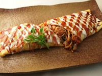 スジキムチ焼きそば・うどんのたまご巻き　
※大盛（1.5人前）各2,350円
※画像は『オムスジキムチそば』です。