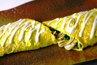 ＜塩味＞ニンニク焼きそば・うどんのたまご巻き　
※大盛（1.5人前）各2,350円
※画像は『オムニンニクそば』です。