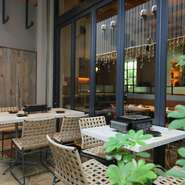 柔らかな風を感じながら過ごせるテラス席があります。肉の焼きあがる音や香ばしい香りが、食欲を刺激。自然を感じながら、仲間同士で和気あいあいと過ごすことができます。