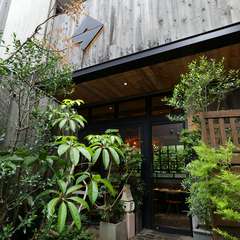 隠れ家のようなたたずまいを見せる焼肉店