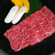 希少なワインをリーズナブルに味わえます。豊富な品揃えでありながらも、手頃で気軽に楽しめるのが魅力。焼肉とのペアリングも絶妙で、食事とともに芳醇な香りが広がります。