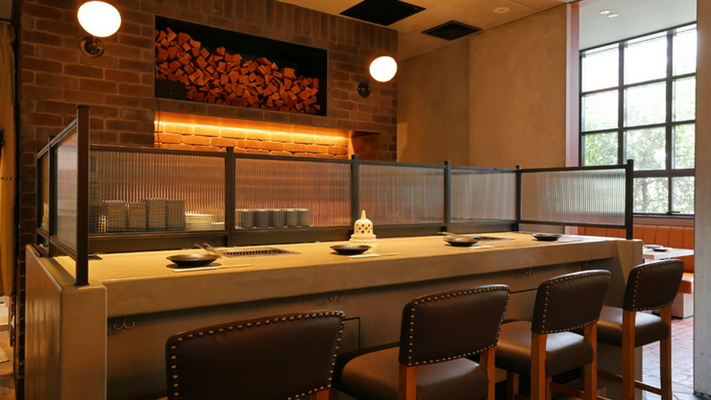 シックなインテリアと心地良い照明がデートにピッタリ