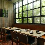 さまざまなタイプの席が用意されているため、大事な接待や会食の際にはぜひ予約したいお店です。シーンに合わせて最適な席を選ぶことで、ビジネスの成功へと繋がります。