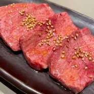 タン特有の旨み、柔らかさ、そしてジューシーさが一口ごとに際立ちます。噛むたびに広がる豊かな風味と、絶妙な食感を満喫。火を通しすぎないほどの焼き加減により、牛タンが持つポテンシャルの高さを感じられます。