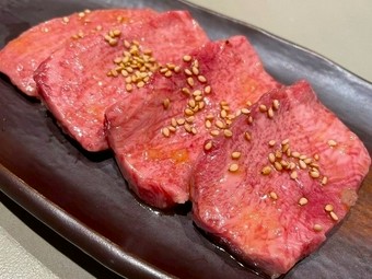 選りすぐりのタン芯のみを贅沢に使用し、深い満足感をもたらす『上タン』