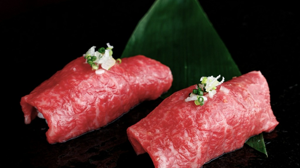 肉の甘みとシャリの旨みが一体となりながら、口の中でとろけていく『肉寿司』