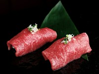 肉の甘みとシャリの旨みが一体となりながら、口の中でとろけていく『肉寿司』