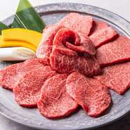 その日オススメの赤身肉を厳選して盛り合わせ、肉本来の風味を存分に楽しめる一品。赤身肉は脂肪分が少なく、ヘルシー志向の方にもぴったり。しっとりとした食感と柔らかさが特徴で、噛むたびに旨みが広がります。