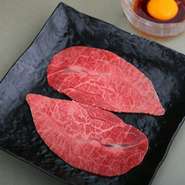 しっとりとした柔らかさと肉本来の甘みが特徴のミスジを使用。黄身を合わせたオリジナルダレを絡めれば、まるで“すき焼き”のような味わいが広がります。焼き上げた瞬間に香る香ばしさと、芳醇なおいしさを満喫。