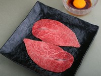 しっとりとした柔らかさと肉本来の甘みが特徴のミスジを使用。黄身を合わせたオリジナルダレを絡めれば、まるで“すき焼き”のような味わいが広がります。焼き上げた瞬間に香る香ばしさと、芳醇なおいしさを満喫。