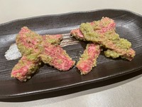 黒毛和牛のサシと赤身の絶妙なバランスのあるシンシンの部位にわさびを塗り、焼き上げたら相性に良い醤油と一緒にご賞味ください。