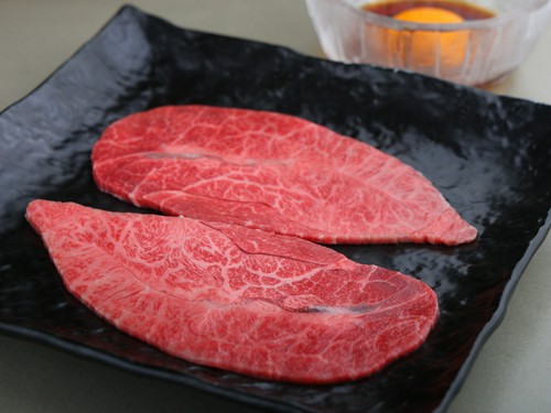 人気商品の焼きすきをサッと炙って卵黄タレと一緒に