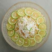 さっぱりとしたすだちの風味が冷たい麺と絶妙に調和し、爽快感を演出。すだちが美しく並べられており、フレッシュな柑橘系の香りと見た目の華やかな盛付けが食欲をそそります。