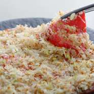 ネギのシャキッとした食感と、塩の絶妙な旨みが肉の味を引き立て、深い満足感を生み出してくれます。たっぷりのネギ塩とともに贅沢に盛付けられ、見た目にも華やかな一品。