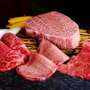 A5和牛・牝は、肉質がきめ細やかで、まるで絹のような滑らかさを感じさせてくれます。脂はほど良くついており、サラリとした舌触りが特徴。口に含むと、豊かな甘みが広がります。