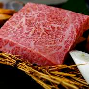 ステーキのように厚切りされており、肉の旨みとジューシーさを存分に引き出します。一口ごとに肉汁が広がり、贅沢な時間を提供。シンプルな塩や胡椒で味付けすることで、肉本来のおいしさを際立たせます。