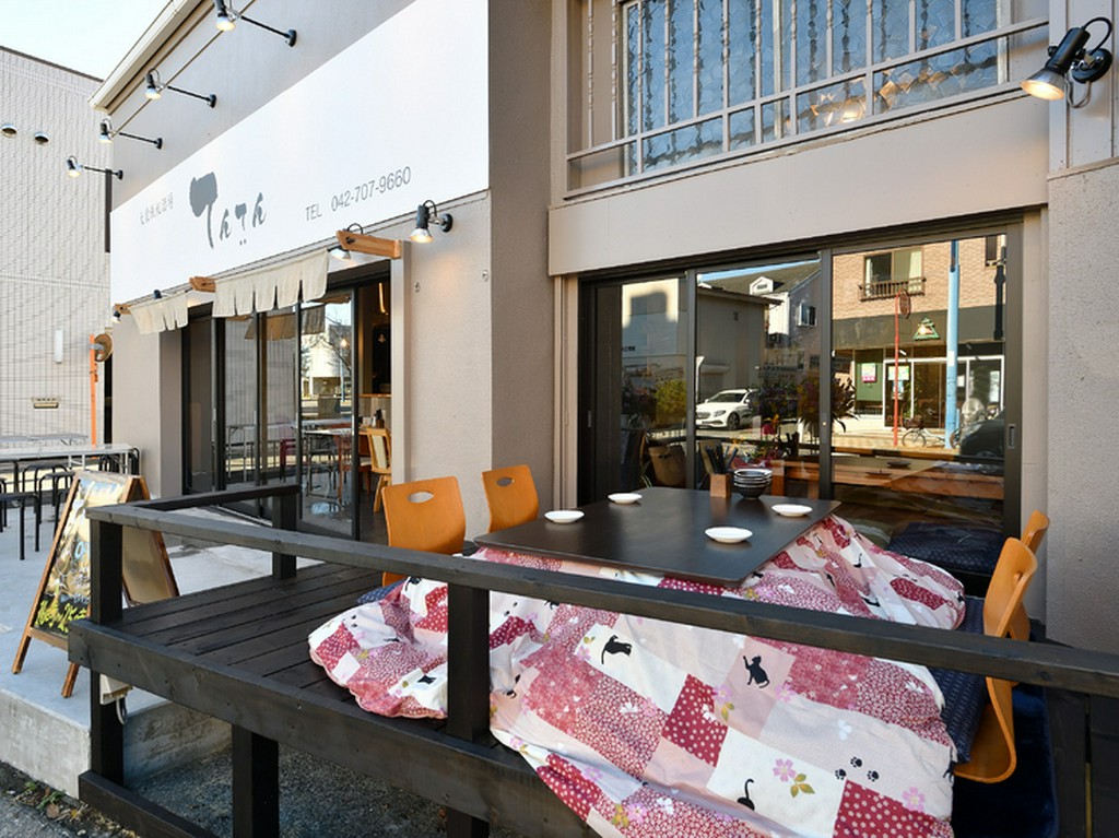 冬のテラス席にはなんと、暖かい「コタツ」も設置