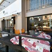 木の質感を大切にした温もり溢れる店内。小上がりの座敷もあり、小さなお子さまがいても気兼ねなく寛げる雰囲気です。冬のシーズンには、何とテラスに、みんなの大好きなコタツがあって、ついつい長いしそうです。
