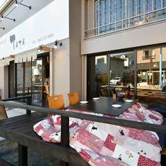 冬のテラス席にはなんと、暖かい「コタツ」も設置