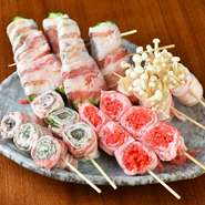 地元農家の新鮮な野菜をはじめ、紅ショウガやお餅、チーズなどを豚バラで巻いた『肉巻き串』。中でも人気は「ピーマンチーズ」や「エノキ」、そして「紅ショウガ」。人気の味わいは注文早めがオススメ。
