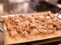 煮干しベースのこだわりのだしで、じっくりコトコト2.3時間煮込む、串スタイルの牛すじ煮。3回位湯通しをして、つきっきりで丁寧にアクをとりながら煮込みます。旨みがありながらもさっぱりとした味わいの逸品。
